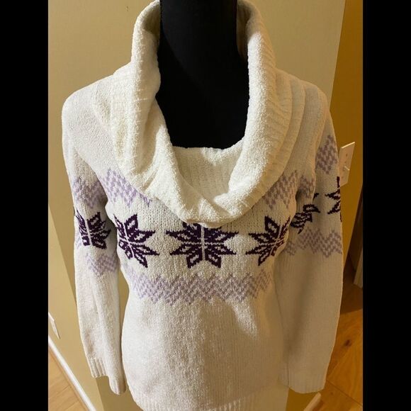 Denver Hayes Sweaters - Denver Hayes white and purple turtleneck sweater. Plush and cozy! So soft!